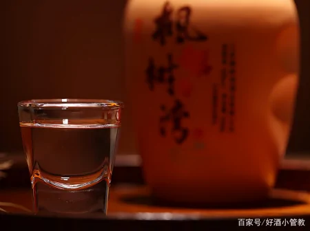 白酒瓶带有这个标号的，别管多便宜，都是十足的粮食酒！-白酒瓶型设计图片