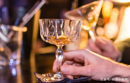 白酒瓶带有这个标号的，别管多便宜，都是十足的粮食酒！-白酒瓶型设计图片