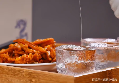 白酒瓶带有这个标号的，别管多便宜，都是十足的粮食酒！-白酒瓶型设计图片