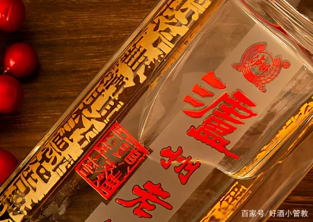 白酒瓶带有这个标号的，别管多便宜，都是十足的粮食酒！-白酒瓶型设计图片
