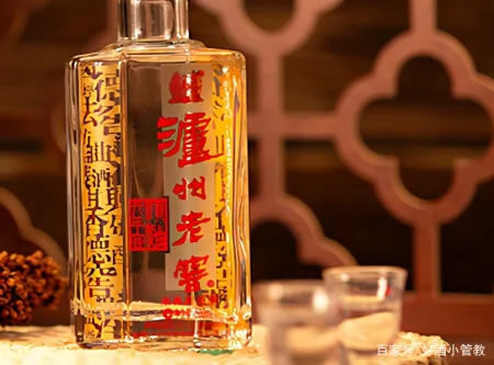 白酒瓶带有这个标号的，别管多便宜，都是十足的粮食酒！-白酒瓶型设计图片