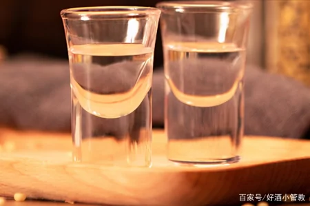 白酒瓶带有这个标号的，别管多便宜，都是十足的粮食酒！-白酒瓶型设计图片