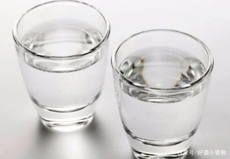 白酒瓶带有这个标号的，别管多便宜，都是十足的粮食酒！-白酒瓶型设计图片