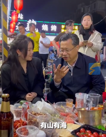 热搜！淄博烧烤摊前，潍坊文旅局长疯狂揽客！送风筝、送黄瓜西红柿，网友：局长抢人了……（潍坊市文化旅游局局长简历）