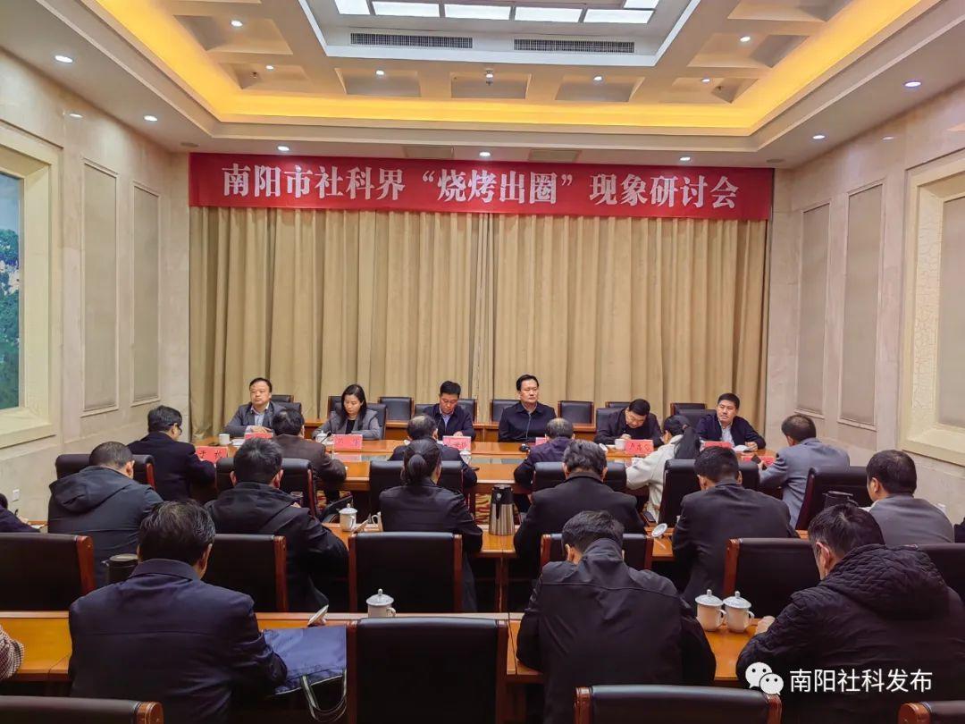 热搜！淄博烧烤摊前，潍坊文旅局长疯狂揽客！送风筝、送黄瓜西红柿，网友：局长抢人了……（潍坊市文化旅游局局长简历）