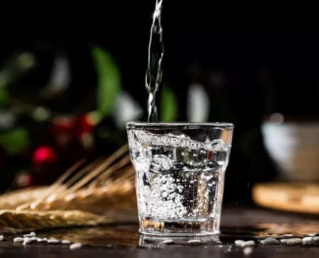 买白酒时，如何辨别勾兑酒，瓶身上有这四个字，勾兑酒无处遁形-勾兑白酒如何识别