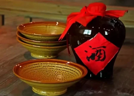 买白酒时，如何辨别勾兑酒，瓶身上有这四个字，勾兑酒无处遁形-勾兑白酒如何识别