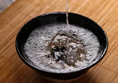 买白酒时，如何辨别勾兑酒，瓶身上有这四个字，勾兑酒无处遁形-勾兑白酒如何识别