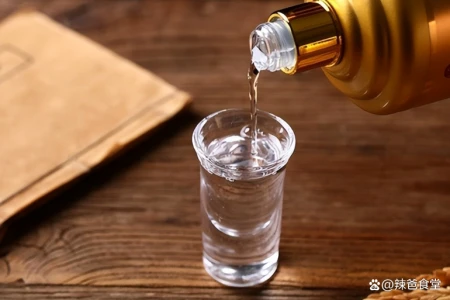 如何识别勾兑酒和粮食酒？看“标准号”和“配料表”哪个更靠谱-勾兑酒和纯粮酒的区别和编号