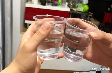 如何识别勾兑酒和粮食酒？看“标准号”和“配料表”哪个更靠谱-勾兑酒和纯粮酒的区别和编号