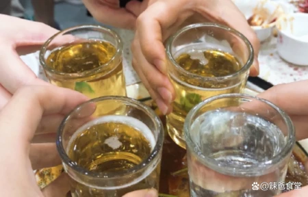 如何识别勾兑酒和粮食酒？看“标准号”和“配料表”哪个更靠谱-勾兑酒和纯粮酒的区别和编号