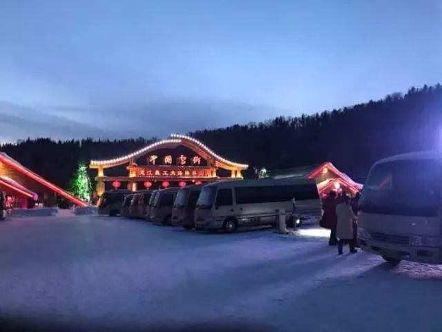 雪乡还黑吗？记者再赴雪乡遭导游纠缠2小时推销1480元套票：你得花钱买开心！-雪乡旅游的坑