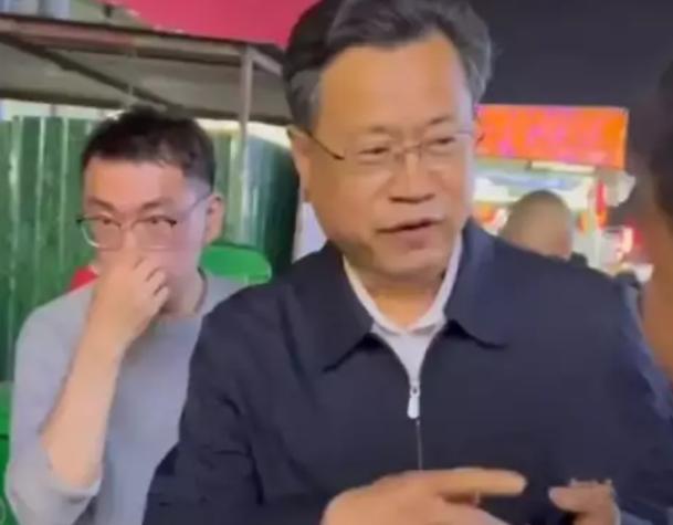 进淄取经！潍坊文旅局长去淄博烧烤摊“揽客”，称并非是临时起意（潍坊文旅局局长）