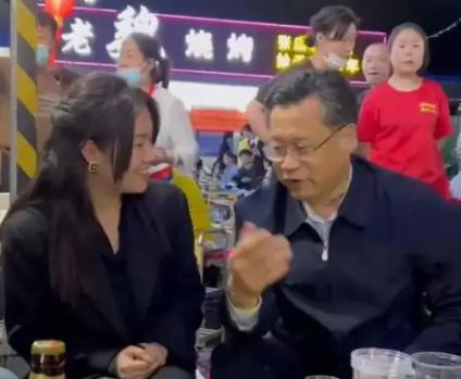 进淄取经！潍坊文旅局长去淄博烧烤摊“揽客”，称并非是临时起意（潍坊文旅局局长）
