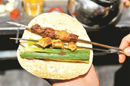 淄博烧烤出圈背后的 流量“算盘”（淄博烧烤网红店楼上）