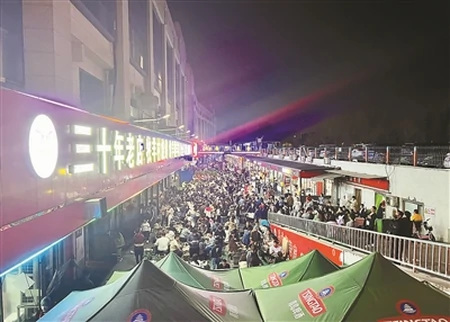 淄博烧烤出圈背后的 流量“算盘”（淄博烧烤网红店楼上）