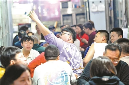 淄博烧烤出圈背后的 流量“算盘”（淄博烧烤网红店楼上）