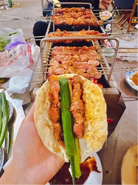 一顿烧烤带火一座城，淄博如何在互联网上迅速出圈？（潍坊好吃的淄博烧烤）