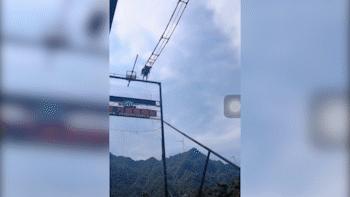 天津一游客玩「步步惊心」突发昏迷坠落后死亡，当地景区正整改，景区需担什么责任？高空项目有哪些安全隐患？（景区步步惊心设计）