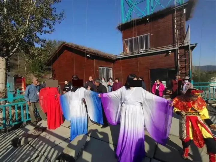 天津一游客玩「步步惊心」突发昏迷坠落后死亡，当地景区正整改，景区需担什么责任？高空项目有哪些安全隐患？（景区步步惊心设计）