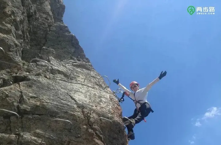 天津一游客玩「步步惊心」突发昏迷坠落后死亡，当地景区正整改，景区需担什么责任？高空项目有哪些安全隐患？（景区步步惊心设计）