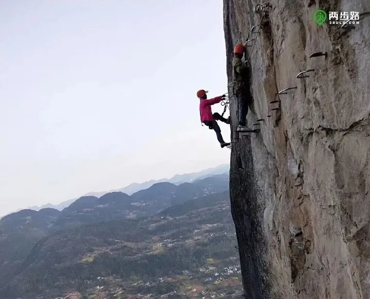 天津一游客玩「步步惊心」突发昏迷坠落后死亡，当地景区正整改，景区需担什么责任？高空项目有哪些安全隐患？（景区步步惊心设计）