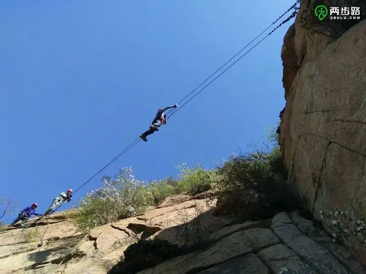 天津一游客玩「步步惊心」突发昏迷坠落后死亡，当地景区正整改，景区需担什么责任？高空项目有哪些安全隐患？（景区步步惊心设计）