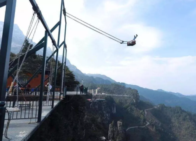 天津一游客玩「步步惊心」突发昏迷坠落后死亡，当地景区正整改，景区需担什么责任？高空项目有哪些安全隐患？（景区步步惊心设计）