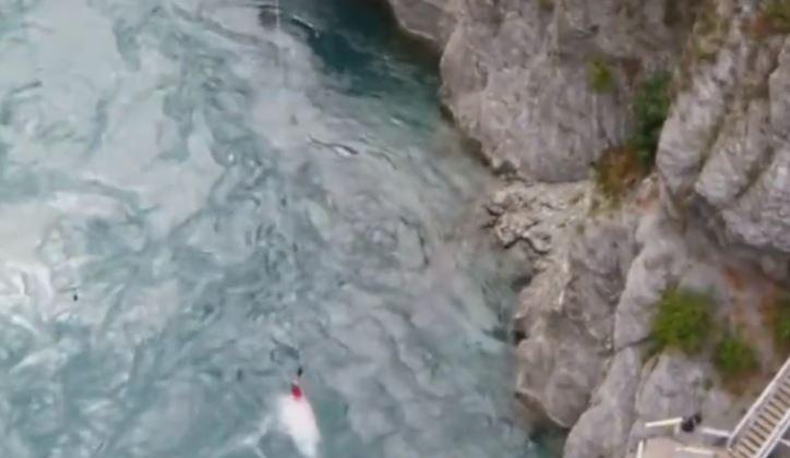 冲动庆祝离婚！巴西男子蹦极绳断坠湖，生死一瞬间！（国外女子蹦极绳子断）