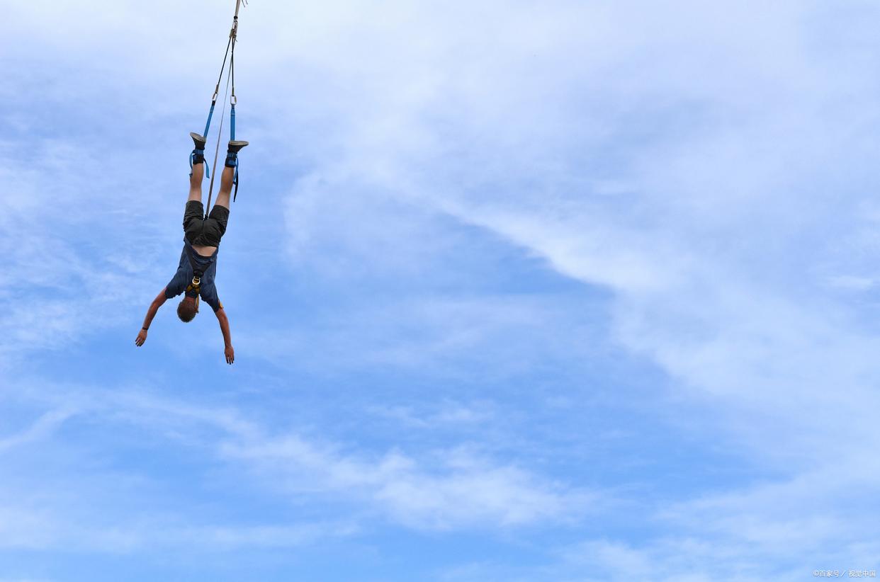 高兴得太早，巴西男子蹦极庆祝离婚，绳子断裂坠湖险送命（男子跳高巴西姆）
