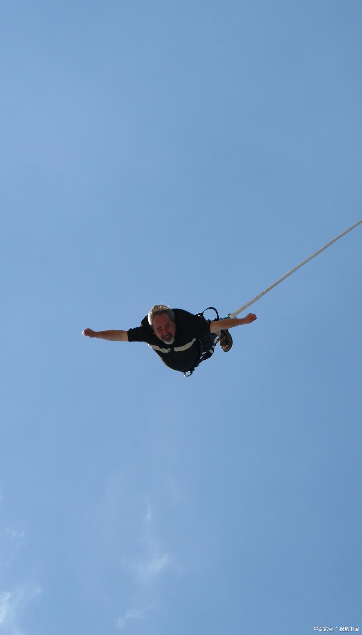 高兴得太早，巴西男子蹦极庆祝离婚，绳子断裂坠湖险送命（男子跳高巴西姆）