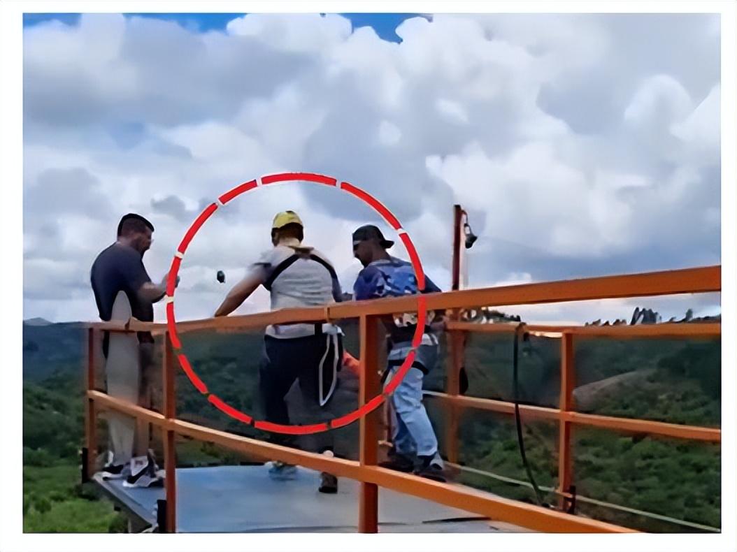 蹦极庆祝离婚梦想成空！男子绳子断裂坠湖却幸存了！（蹦极绳子断裂视频）