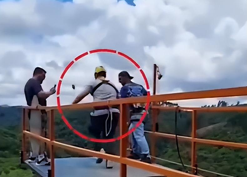 火爆！“庆祝离婚”男子高空蹦极绳索突然断裂，惨遭坠落湖中！（蹦极绳子断了的那个人）