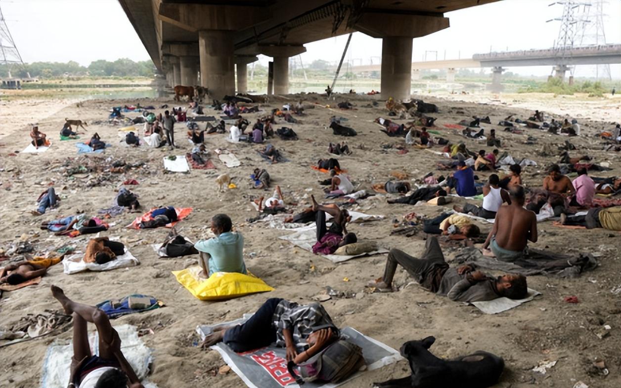 惊险一幕：印度官员在直升机外自拍，遭螺旋桨“斩首”瞬间身亡（印度直升机坠毁事故之谜）