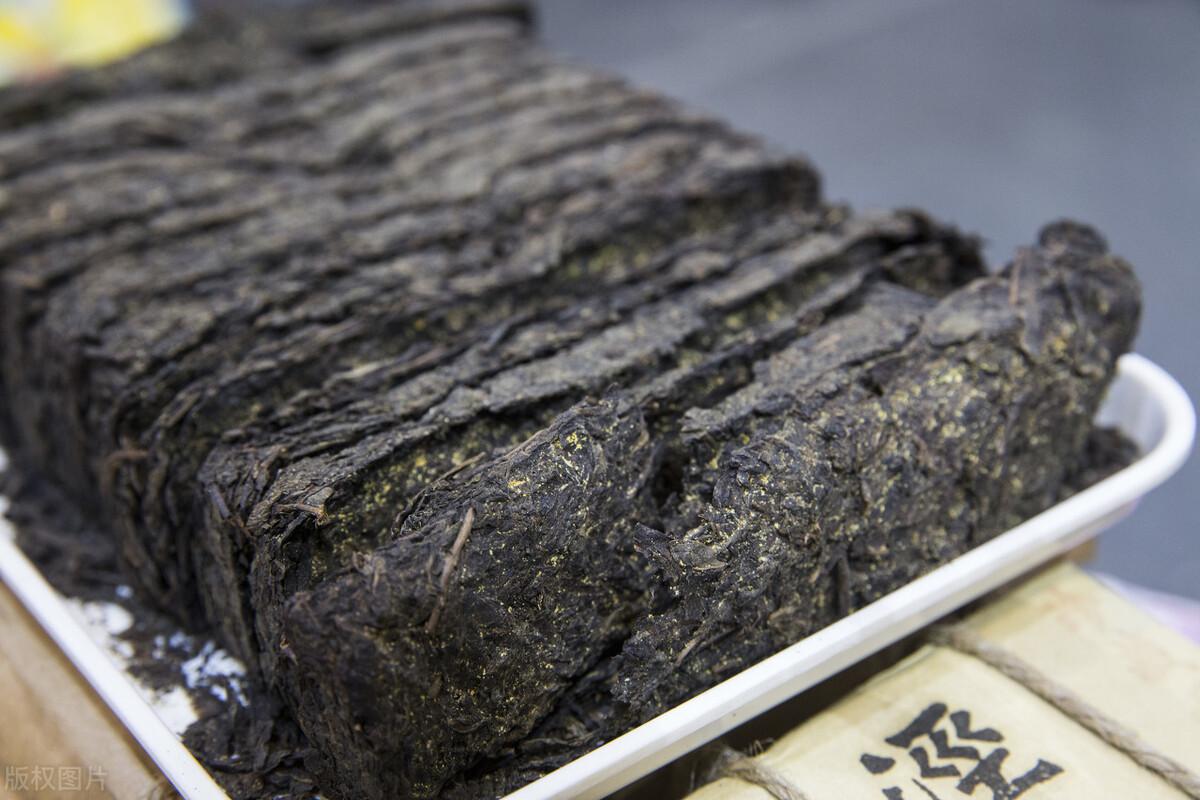 它是黑茶的代表之一，素有“茶中黄金”之称，竟是因为身上的金花-黑茶的代表性名茶及产地是哪里