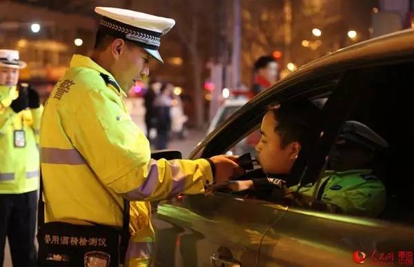 你知道交警如何查酒驾？怎么区分酒驾、醉驾？如何处罚？-查酒驾交警怎么说