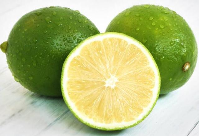 柠檬水有10大养生功效，会喝效果才会更好，柠檬水如此喝才最好！（柠檬水喝什么作用）