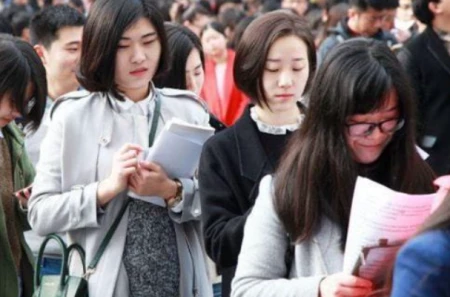 专科生迎来好消息，教育部：无第一学历的说法，用人单位却不承认-第一学历专科博士的出路