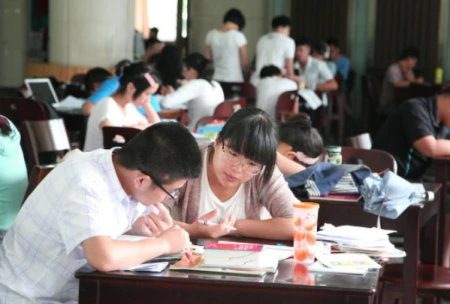 专科生迎来好消息，教育部：无第一学历的说法，用人单位却不承认-第一学历专科博士的出路