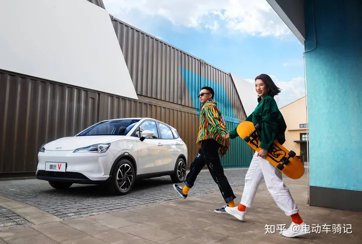 2款入门级四轮电动车，最大续航301km，冬暖夏凉，接娃出行都方便-四轮电车什么牌子的好多少钱