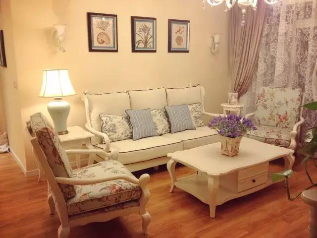 客厅灯选黄光还是白光？幸亏知道的还不晚！（遵义醇美家居整体家装设计）-客厅白灯和黄灯哪个对眼好