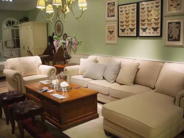 客厅灯选黄光还是白光？幸亏知道的还不晚！（遵义醇美家居整体家装设计）-客厅白灯和黄灯哪个对眼好