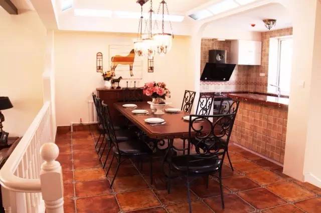 客厅灯选黄光还是白光？幸亏知道的还不晚！（遵义醇美家居整体家装设计）-客厅白灯和黄灯哪个对眼好