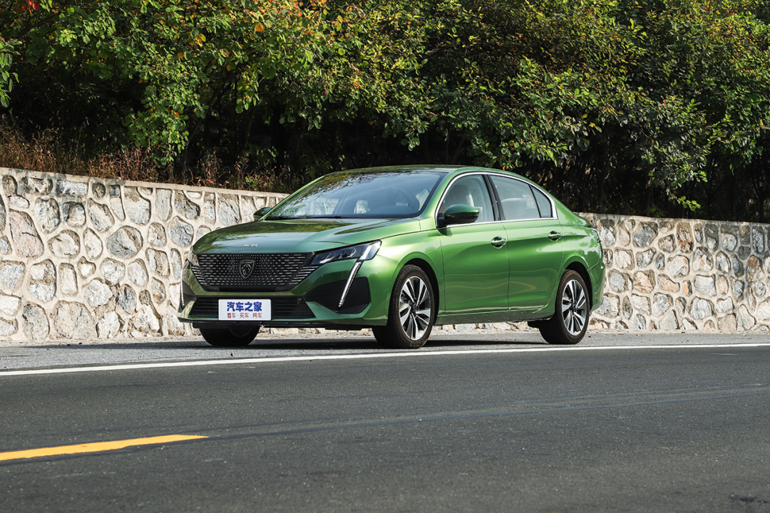 标致408:顶配只卖12.17万!1.6T+爱信6AT!这辆合资车“不讲武德”?（标致4082018款）