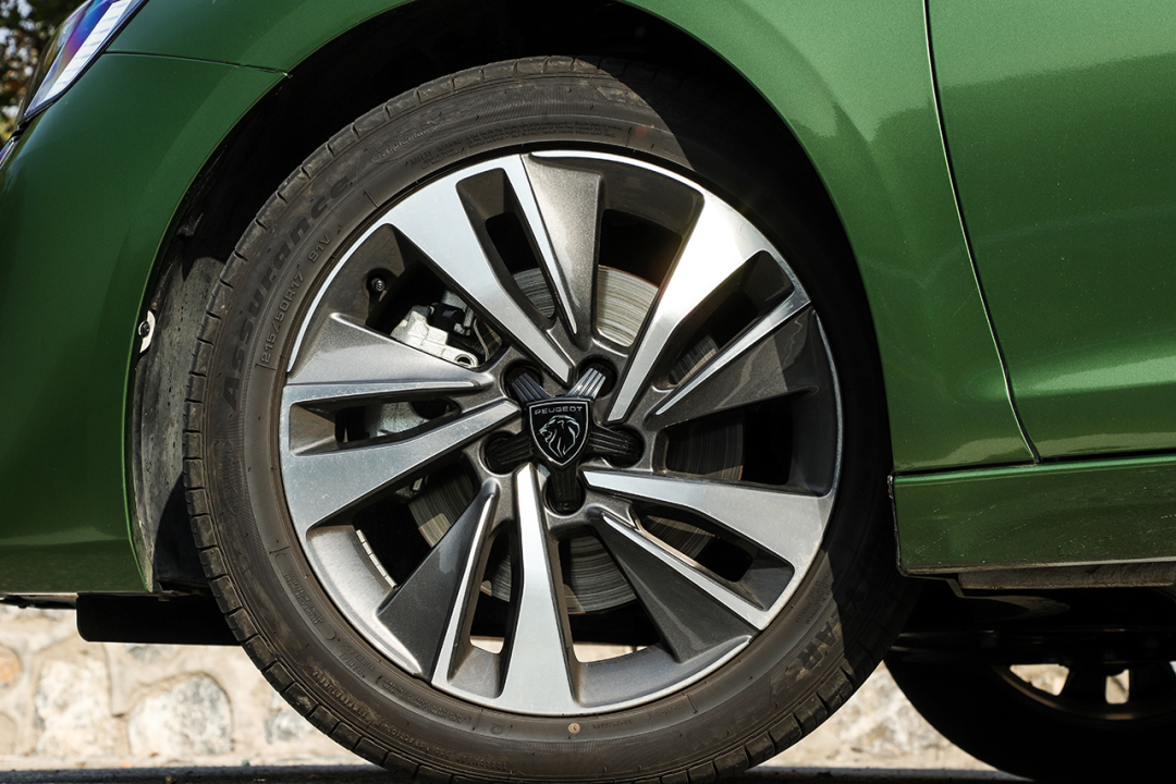 标致408:顶配只卖12.17万!1.6T+爱信6AT!这辆合资车“不讲武德”?（标致4082018款）