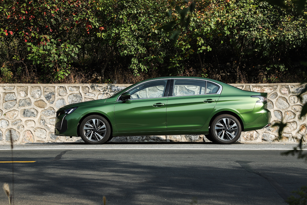 标致408:顶配只卖12.17万!1.6T+爱信6AT!这辆合资车“不讲武德”?（标致4082018款）