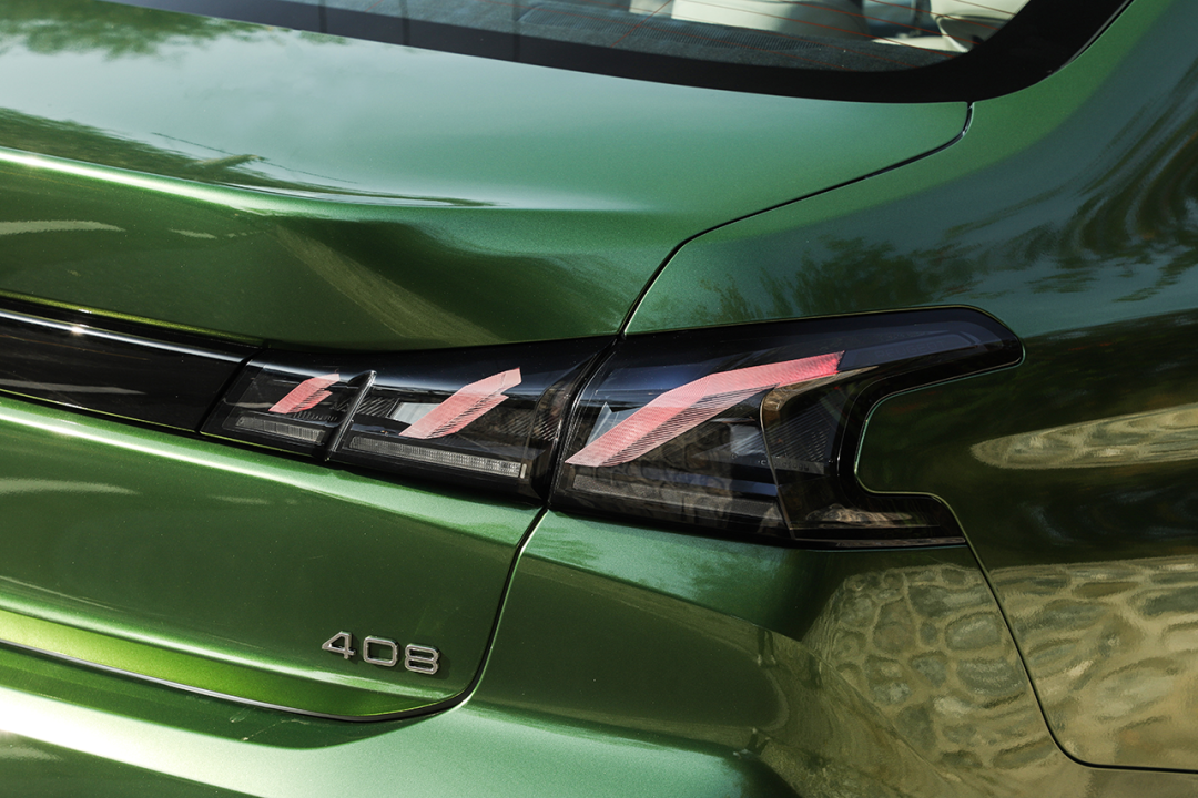 标致408:顶配只卖12.17万!1.6T+爱信6AT!这辆合资车“不讲武德”?（标致4082018款）