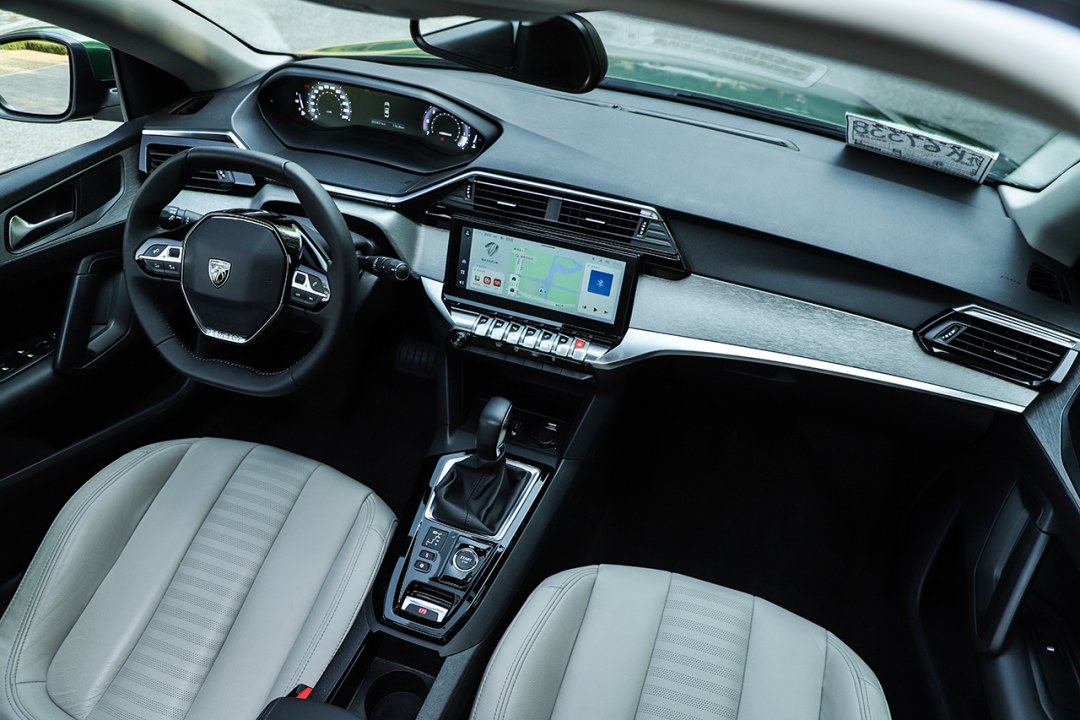 标致408:顶配只卖12.17万!1.6T+爱信6AT!这辆合资车“不讲武德”?（标致4082018款）