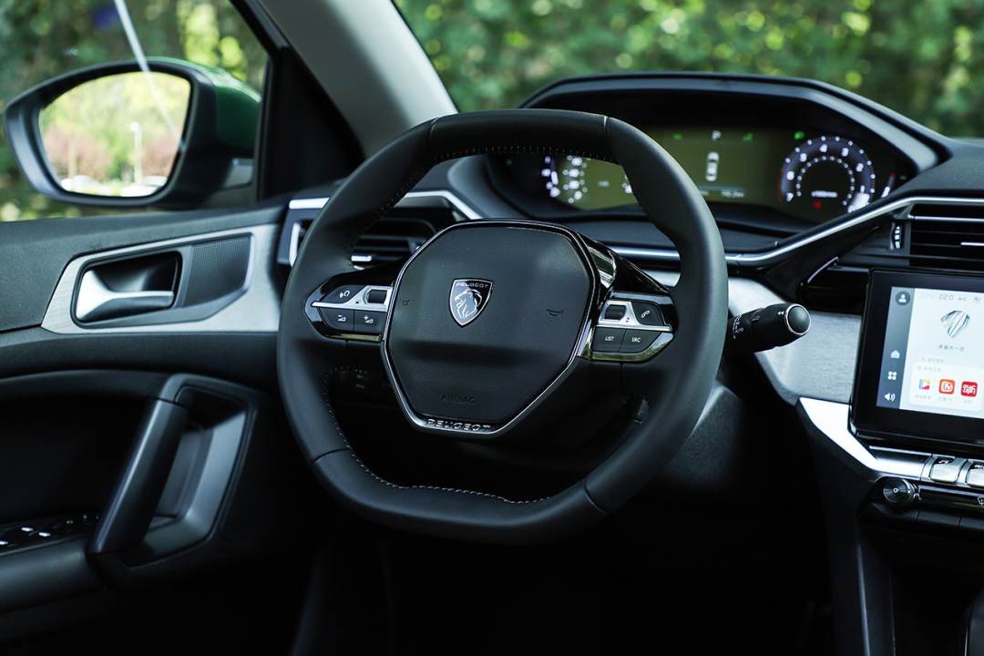 标致408:顶配只卖12.17万!1.6T+爱信6AT!这辆合资车“不讲武德”?（标致4082018款）