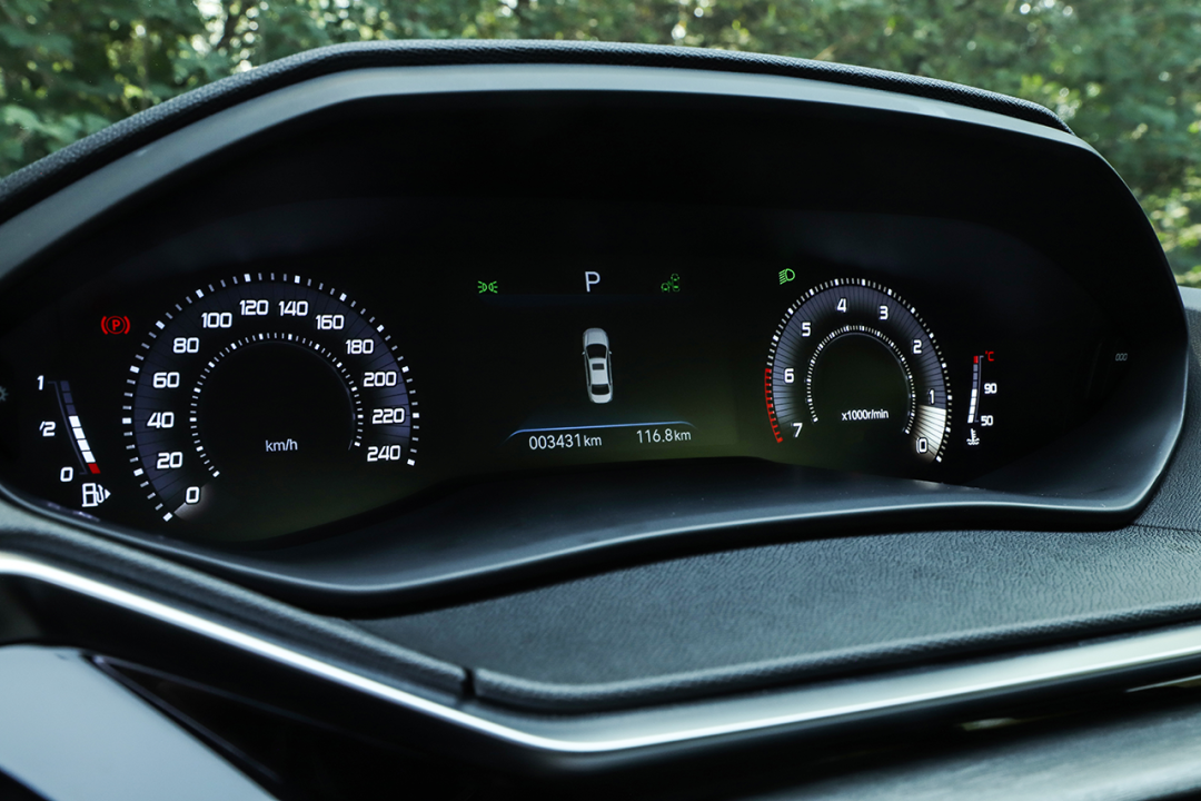 标致408:顶配只卖12.17万!1.6T+爱信6AT!这辆合资车“不讲武德”?（标致4082018款）